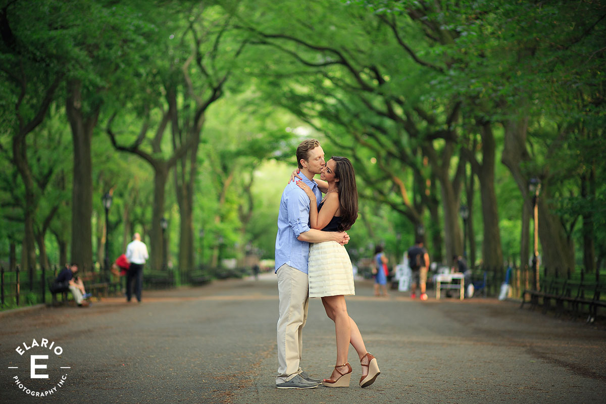 Жена в прозрачной юбке гуляет по парку с мужем фото